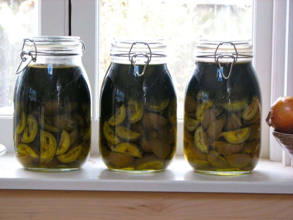 Walnut and kerosene tincture for the treatment of papillomas